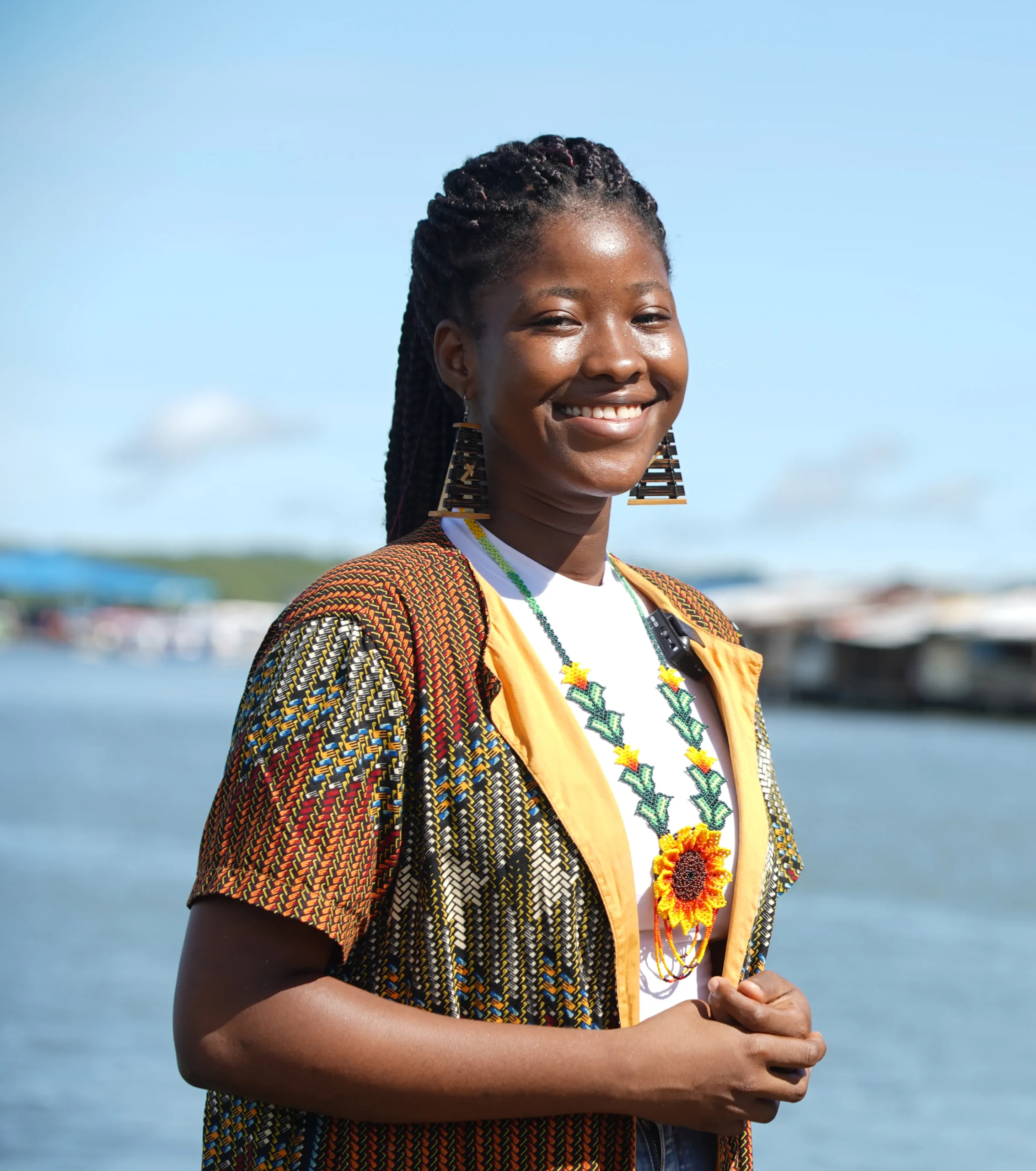 Árbol de la vida en el cuello de la mujer, retrato de una joven sonriente en un entorno acuático.